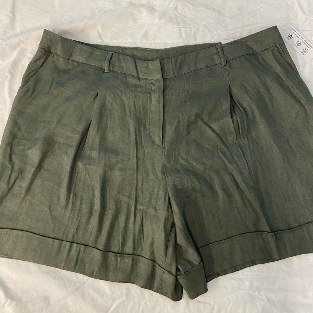 Investments Linen Pleated Cuffed Mid Rise Shorts Green Size 24W